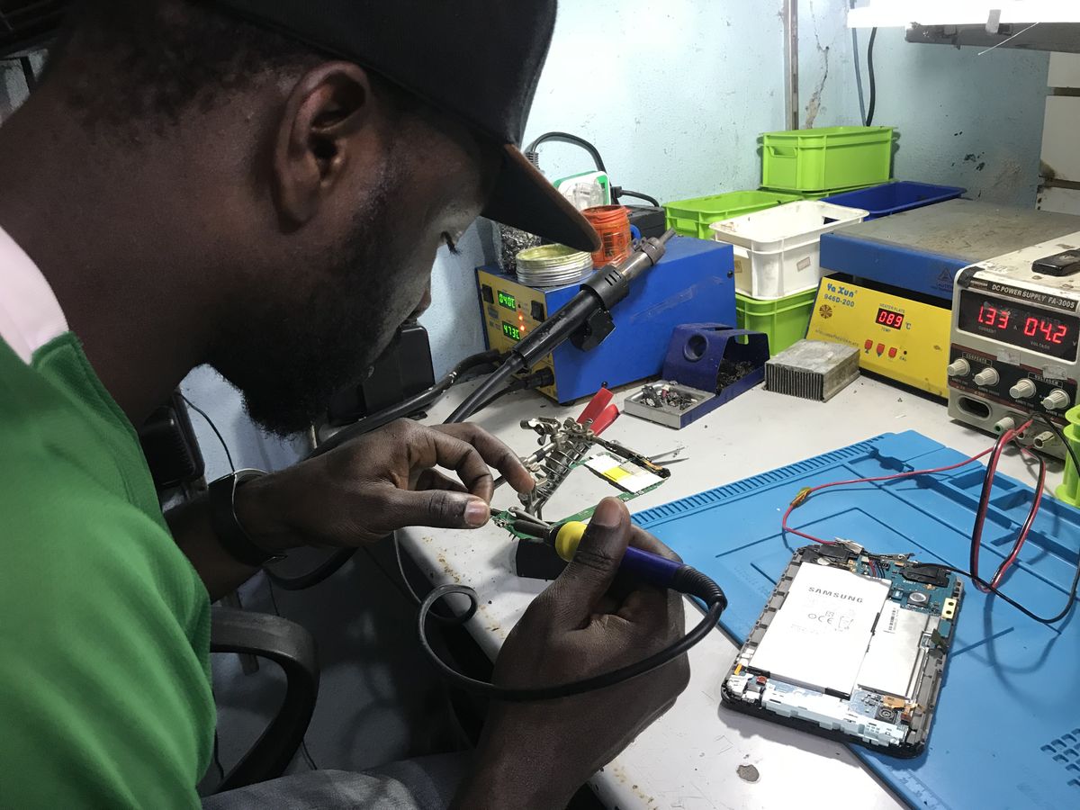Microscopic mobile phone motherboard diagnosis and cleaning in Kolkata